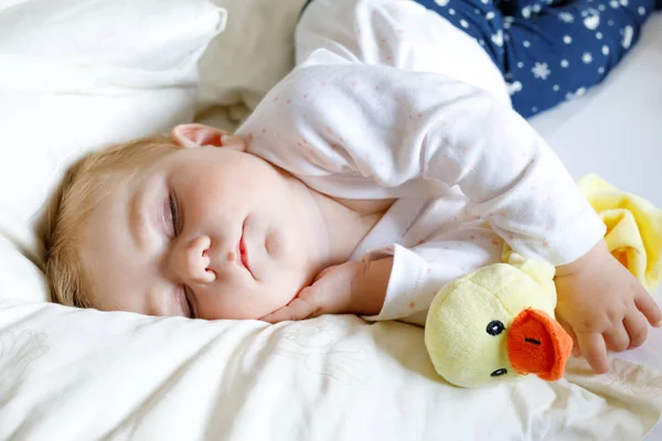 Mignonne adorable bébé fille de 6 mois dormir paisible au lit — Photo