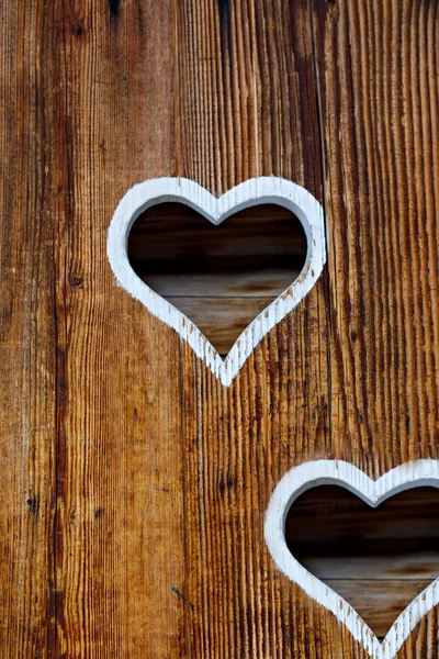 Cerca de madeira com coração. Parte de uma janela em Tirol, Áustria — Fotografia de Stock