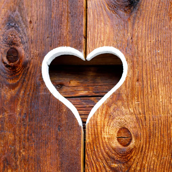 Dřevěný plot s srdcem. Část okna v Tyrolsku, Rakousko — Stock fotografie