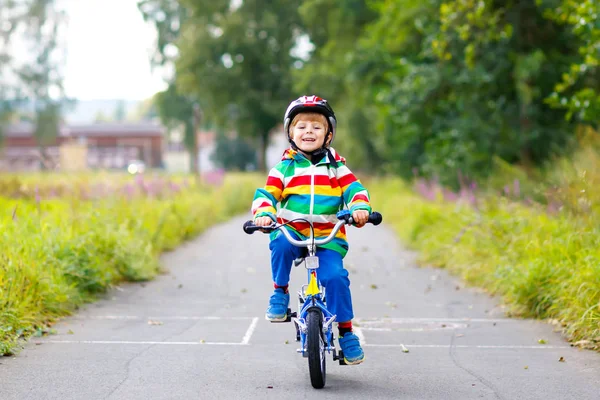 작고 귀여운 소년이 자전거를 타고 여름이나 노래하는 날에 말이죠. 건강 한 아이가 자전거타기를 즐기는 모습. — 스톡 사진