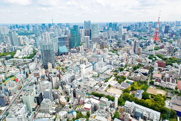 Pohled shora na Tokyo Tower s mrakodrapy v Japonsku — Stock fotografie