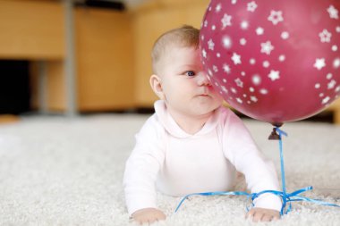 Tarama, kapma kırmızı hava balonu ile oynarken şirin bebek