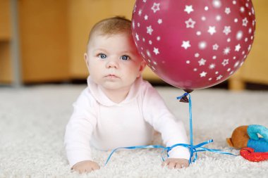 Tarama, kapma kırmızı hava balonu ile oynarken şirin bebek