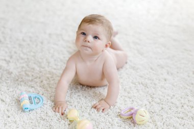 Renkli pastel, eski model çıngıraklı yılanla oynayan tatlı bir kız.
