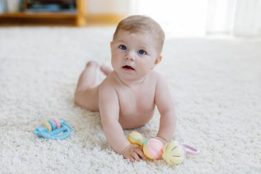 Renkli pastel, eski model çıngıraklı yılanla oynayan tatlı bir kız.