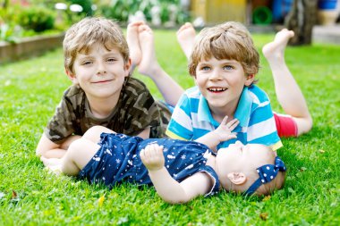 Yeni doğan bebek kız, sevimli kız kardeşi ile iki küçük çocuk mutlu çocuk.