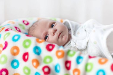 Sevimli küçük yeni doğan bebek kız battaniyeye sarılmış