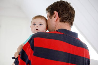 Yeni doğan bebek kızı, aile portre birlikte mutlu gururlu genç Baba