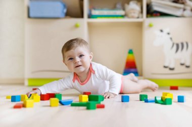 Şirin Bebek kız renkli çıngırak oyuncaklar ile oynama