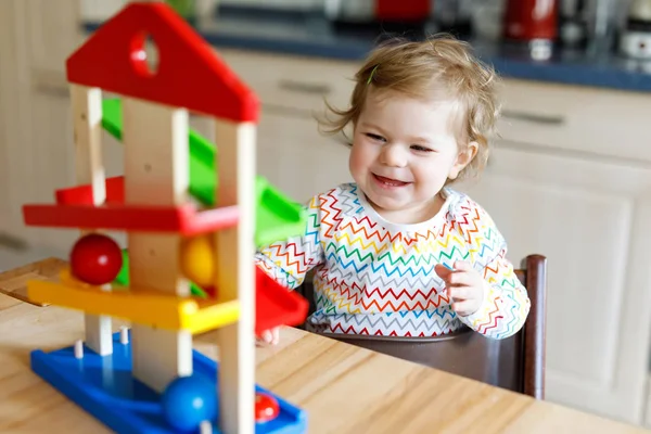 Чарівна мила красива маленька дівчинка, яка грає з освітніми іграшками вдома або в дитячій . — стокове фото