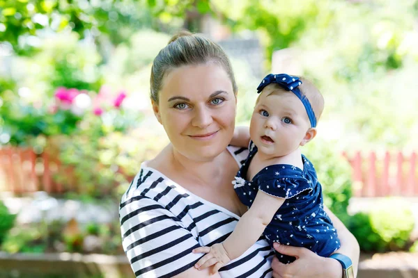 정원에서 여름 날에 어머니와 함께 귀여운 아기 소녀 — 스톡 사진
