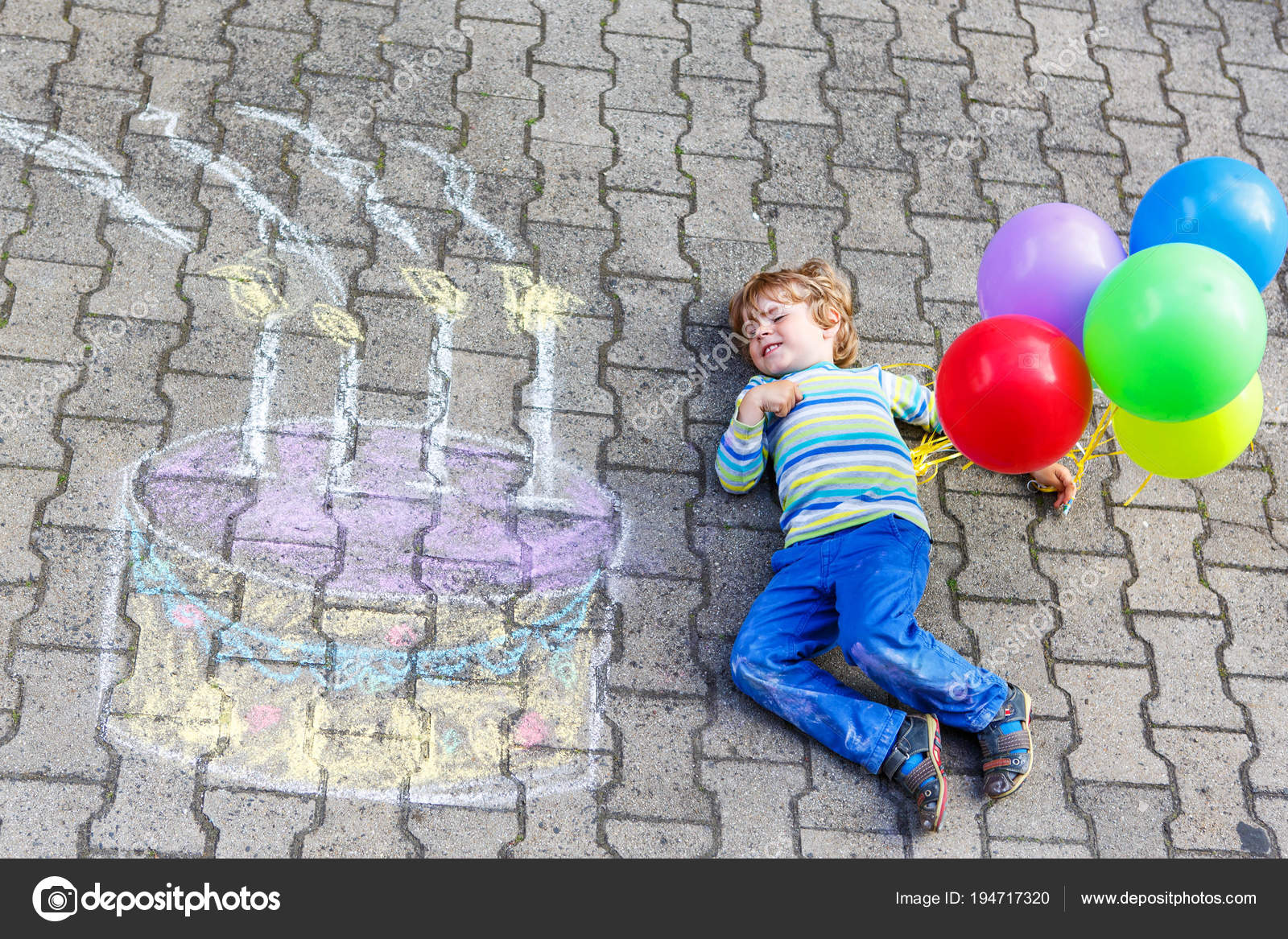Bambino Bambino Divertendosi Con Torta Di Compleanno