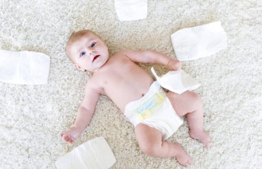 Bebek bezli yeni doğmuş bir kız bebek. Kuru cilt ve kreş