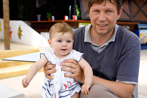 Genç Baba ve sevimli küçük bebek kız açık bir kafede. Aile yaz gününde — Stok fotoğraf