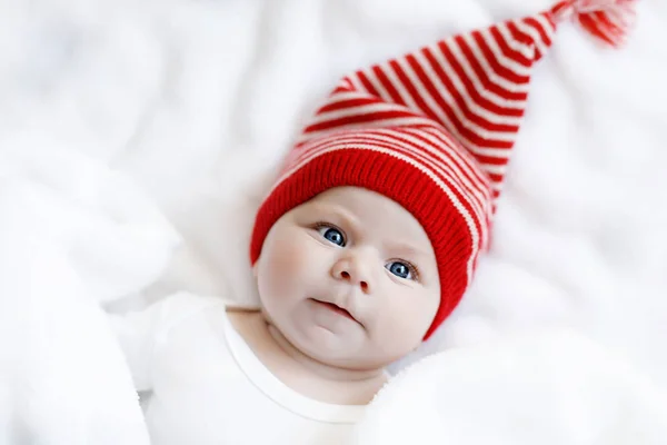 Lindo niño adorable bebé con gorra de invierno de Navidad sobre fondo blanco — Foto de Stock