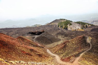 Sicilya Adası 'ndaki aktif volkan Etna' nın geniş panoramik görüntüsü, İtalya 'nın sönmüş kraterleri, volkanik aktivite izleri. Çorak lav taşları arazisi
