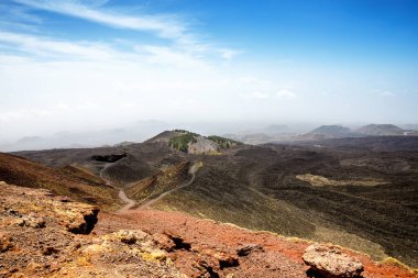Sicilya Adası 'ndaki aktif volkan Etna' nın geniş panoramik görüntüsü, İtalya 'nın sönmüş kraterleri, volkanik aktivite izleri. Çorak lav taşları arazisi