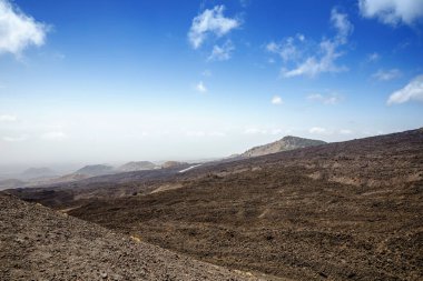 Sicilya Adası 'ndaki aktif volkan Etna' nın geniş panoramik görüntüsü, İtalya 'nın sönmüş kraterleri, volkanik aktivite izleri. Çorak lav taşları arazisi