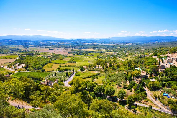 Vista sobre el techo provenzal del pueblo y el paisaje, Provenza, Francia. En el soleado día de verano —  Fotos de Stock