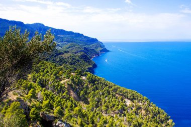 Island sahne, Mallorca İspanya'nın deniz manzarası. Mayorka, güneşli Akdeniz pastoral sahil şeridi. Turkuaz su ve Serra de Tramuntana yeşil tepeler.