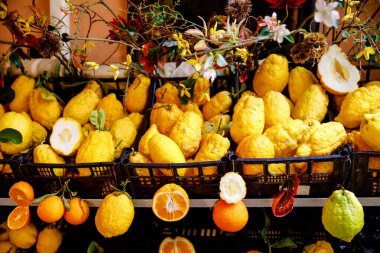 Satılık farklı limonlar. Taormina, Sicilya, İtalya 'da geleneksel lezzetli İtalyan limonları çiftçi pazarında.