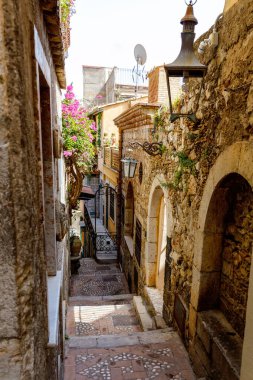 Taormina, Cantania, Sicilya, İtalya 'daki güzel eski binalar, sokaklar, merdivenler ve ara yollar