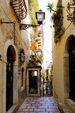 Taormina, Cantania, Sicilya, İtalya 'daki güzel eski binalar, sokaklar, merdivenler ve ara yollar