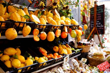 Satılık farklı limonlar. Taormina, Sicilya, İtalya 'da geleneksel lezzetli İtalyan limonları çiftçi pazarında.