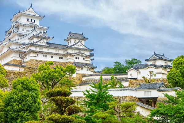 Torre principale del castello Himeji, il castello bianco di Airone, Giappone. Patrimonio mondiale dell'UNESCO dopo il restauro e la riapertura — Foto Stock