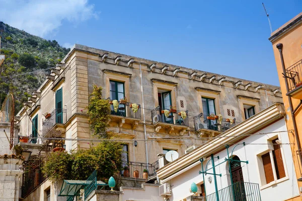 Hermosos edificios antiguos, calles, escaleras y callejones en la ciudad de Taormina, Cantania, Sicilia, Italia — Foto de Stock