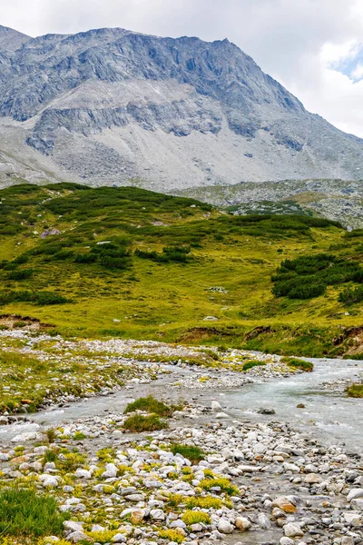 Dağ ve buzul Tirol manzarada. Avusturya, Hintertux bölgesi. Yaz aylarında teleferik ve buzul Vadisi görüntüleyin.