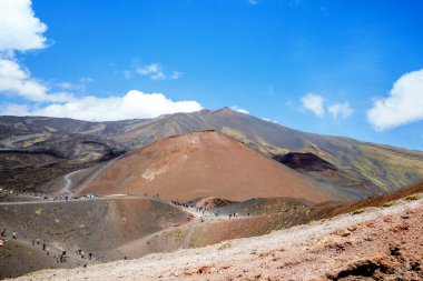 Sicilya Adası 'ndaki aktif volkan Etna' nın geniş panoramik görüntüsü, İtalya 'nın sönmüş kraterleri, volkanik aktivite izleri. Çorak lav taşları arazisi