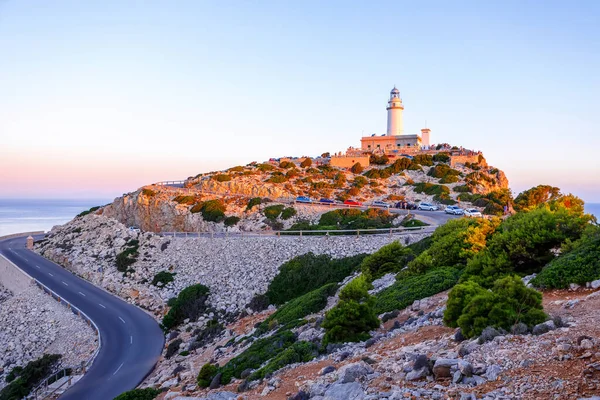 ไลท์เฮาส์สีขาวที่สวยงามที่ Cape Formentor ในชายฝั่งของ Mallorca เหนือหมู่เกาะ Balearic สเปน ศิลปะพระอาทิตย์ขึ้นและท้องฟ้ามืด . — ภาพถ่ายสต็อก