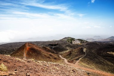 Sicilya Adası 'ndaki aktif volkan Etna' nın geniş panoramik görüntüsü, İtalya 'nın sönmüş kraterleri, volkanik aktivite izleri. Çorak lav taşları arazisi