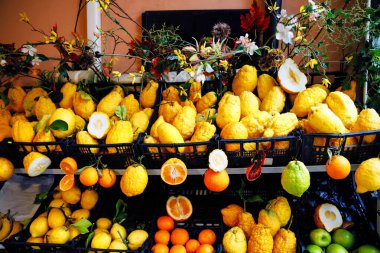Satılık farklı limonlar. Taormina, Sicilya, İtalya 'da geleneksel lezzetli İtalyan limonları çiftçi pazarında.