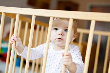 Oyun parkında duran güzel küçük kız. Sevimli sevimli çocuk renkli oyuncaklarla oynuyor. Ev ya da kreş, çocuklar için güvenli. Yalnız bebek annesini bekliyor.