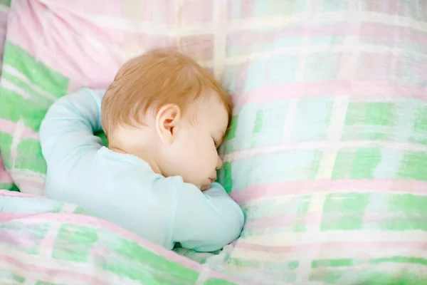 Adorable niñita durmiendo en la cama. Tranquilo niño tranquilo soñando durante el sueño del día. Hermoso bebé en la cama de los padres. Dormir juntos concepto. —  Fotos de Stock