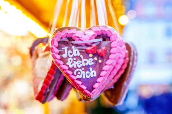 Peperkoek harten op de Duitse kerstmarkt. Neurenberg, München, Fulda, Berlijn, Hamburg Xmas markt in Duitsland. In de Duitse taal Ik hou van je. — Stockfoto