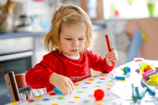 Förtjusande söt liten småbarn flicka med färgglada lera. Friska barn spelar och skapa leksaker från lekdeg. Små barn formning modellera lera och lärande — Stockfoto