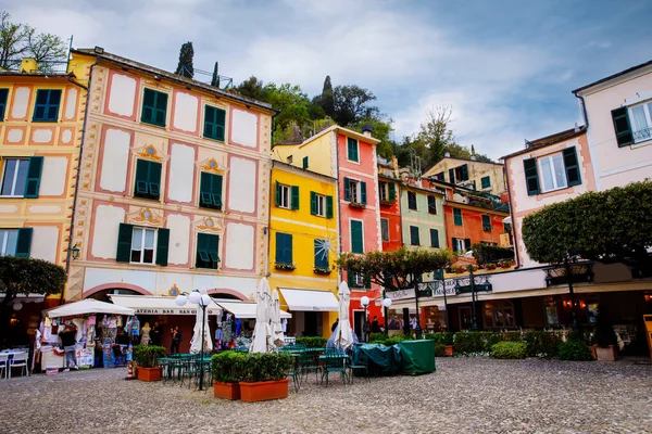 Portofino, Italia - 20 de abril de 2019: CHermoso pequeño pueblo Portofino con casas coloridas, barcos de lujo y yates en el pequeño puerto de la bahía. Liguria, Italia. En el día cálido brigth verano — Foto de Stock