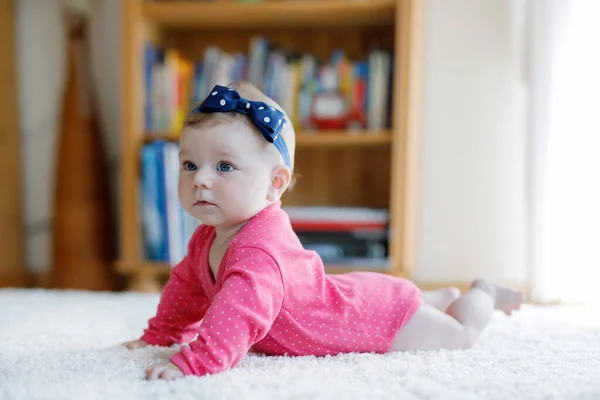 Porträt eines kleinen, 5 Monate alten Mädchens zu Hause — Stockfoto