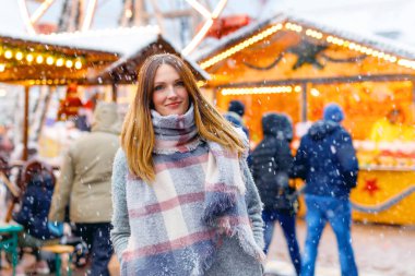 Eğleniyor geleneksel Alman Noeli piyasaya güçlü kar yağışı sırasında güzel genç kadın... Almanya, Dresden geleneksel aile Pazar keyfi mutlu adı ne? Kış giysileri içinde kadın gülüyor