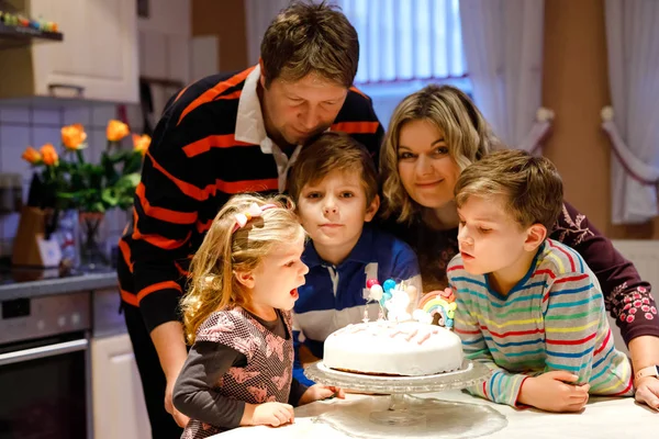 Очаровательная малышка празднует свой третий день рождения. Ребенок, два мальчика братья, мать и отец вместе с тортом и свечами. Счастливый семейный портрет с тремя детьми — стоковое фото
