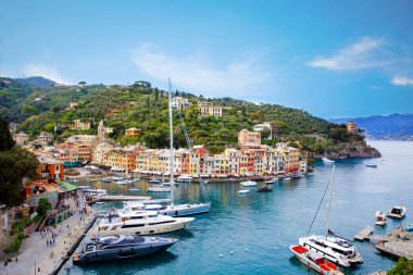 Portofino 'nun küçük limanında renkli evleri, lüks tekneleri ve yatları olan güzel küçük bir köyü var. Liguria, İtalya. Sıcak bir yaz gününde