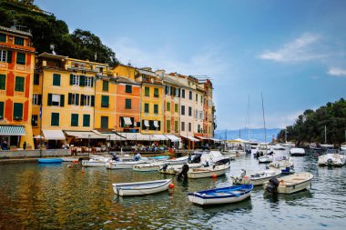 Portofino 'nun küçük limanında renkli evleri, lüks tekneleri ve yatları olan güzel küçük bir köyü var. Liguria, İtalya. Sıcak bir yaz gününde