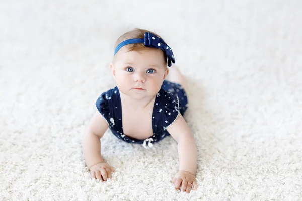 Bonito adorável bebê menina no azul roupas e headband . — Fotografia de Stock