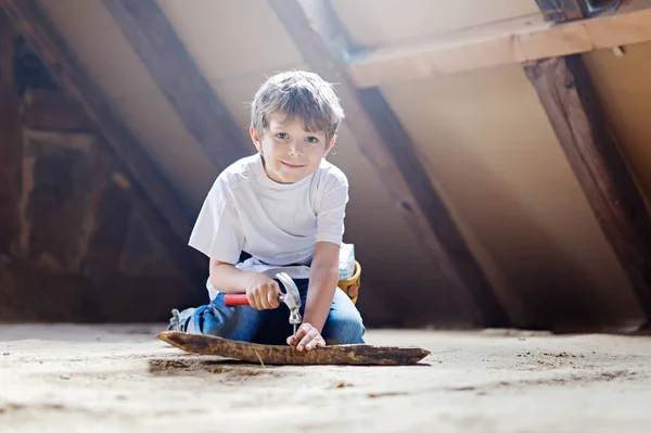 Liten unge pojke hjälper med leksak verktyg på byggarbeten webbplats. — Stockfoto