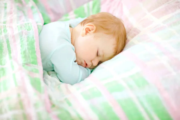 可爱的小女孩睡在床上。让孩子在白天睡觉的时候平静地做梦。漂亮的婴儿在父母的床上。睡在一起的概念. — 图库照片