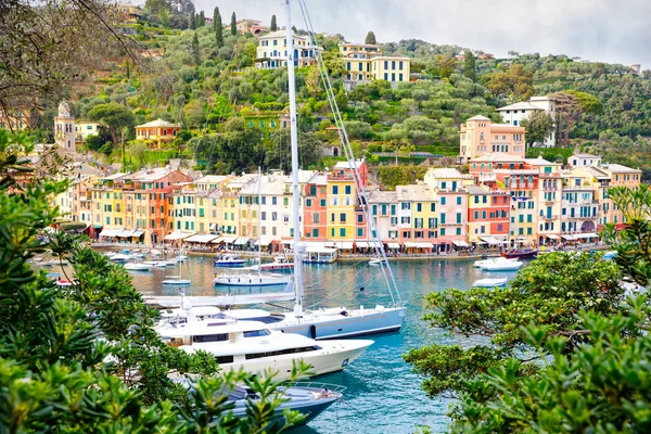 Hermoso pequeño pueblo Portofino con casas coloridas, barcos de lujo y yates en el pequeño puerto de la bahía. Liguria, Italia. En el día cálido brigth verano — Foto de Stock