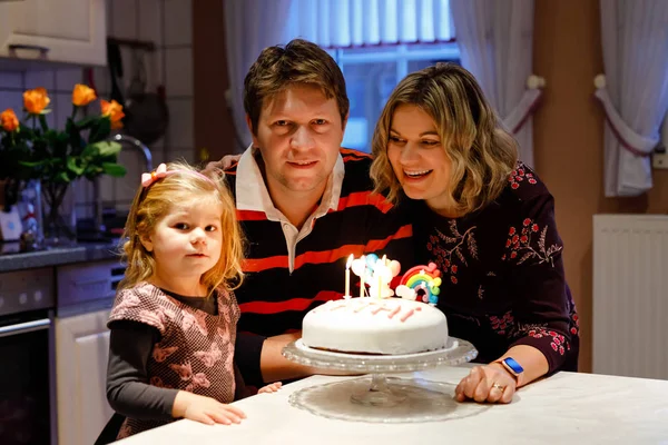 Üçüncü yaş gününü kutlayan sevimli küçük kız. Bebek, anne ve baba pasta ve mumlarla birlikte. İçerde sağlıklı mutlu aile portresi — Stok fotoğraf